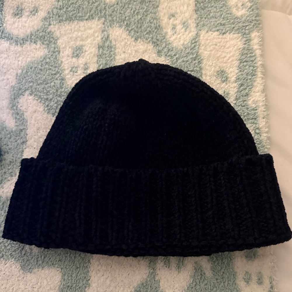 Women’s black beanie